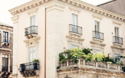 ¿Se pueden colgar objetos en las fachadas de propiedad horizontal?